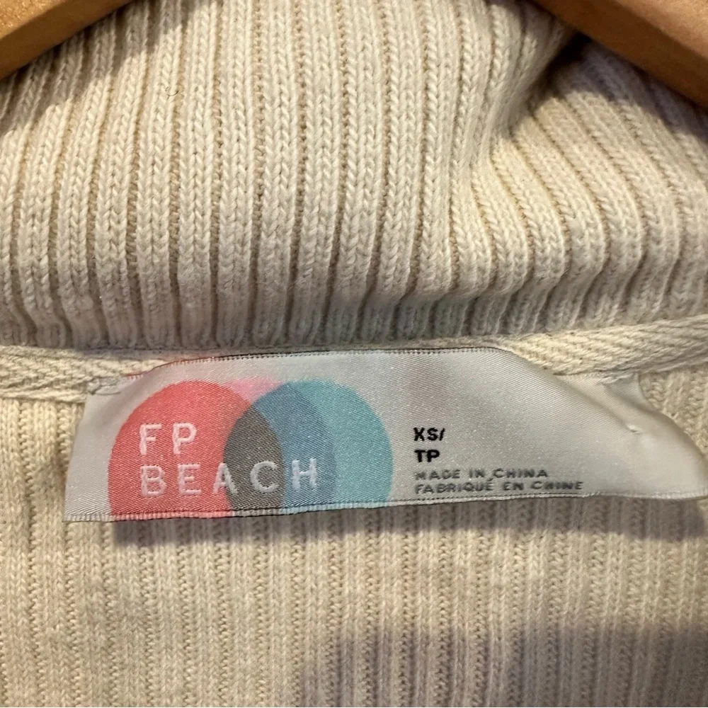 Free People boho cozy beach Women’s XS Cropped Ribbed Collar KNIT V Sweater soft